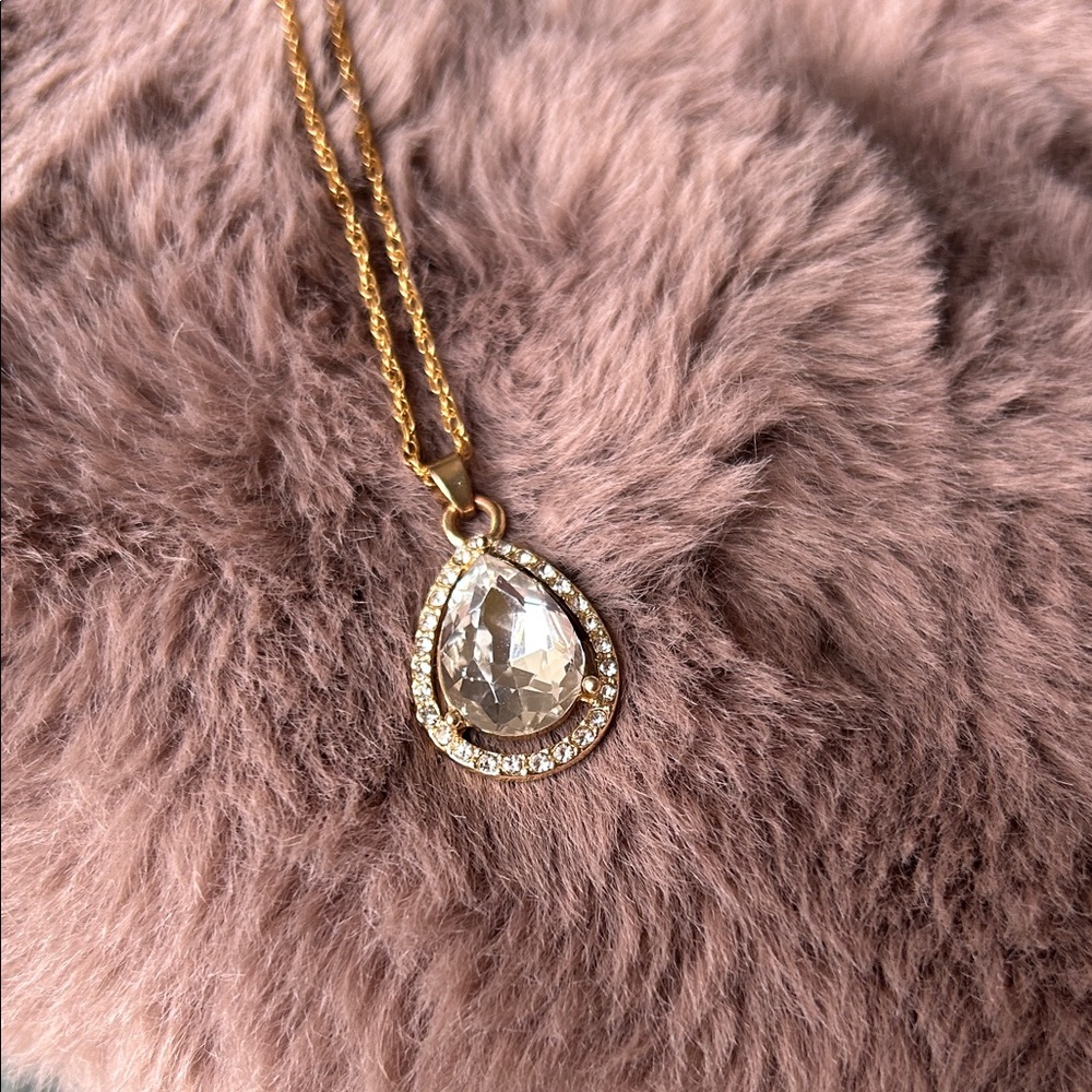 Elegant Gold and Crystal Pendant Necklace